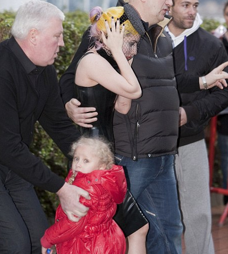lady-gagas-bodyguard-pushes-an-eager-young-fan-to-one-side-mail-online_1267813769417.png